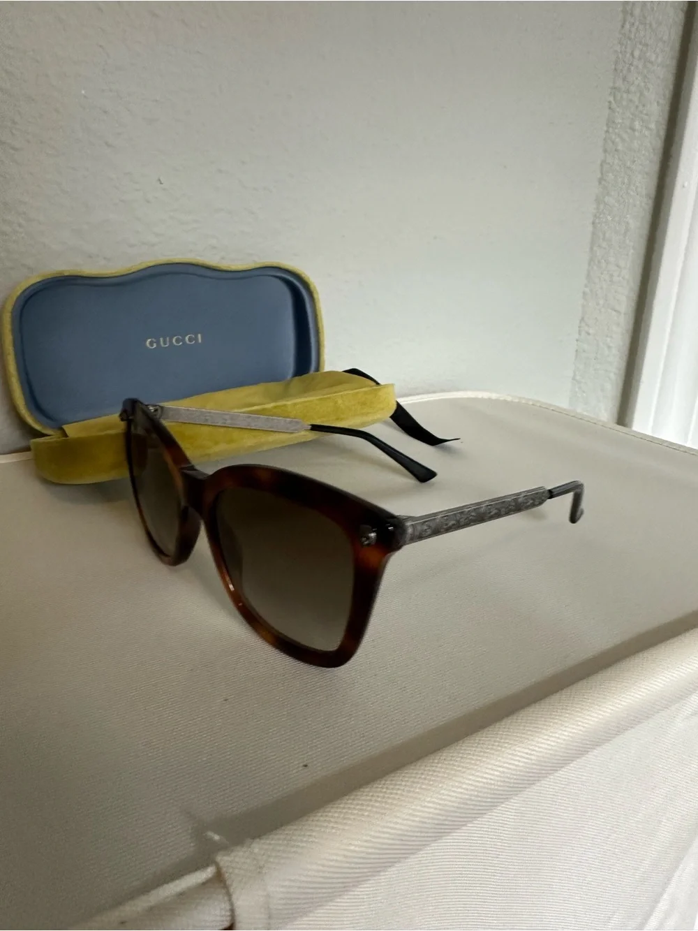 Gucci women’s Tortoiseshell Brown Sunglasses with Dark Lenses